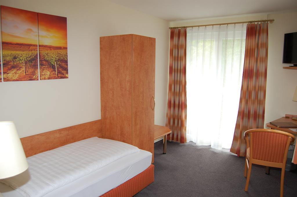 Landgasthof Jaegerstuebchen Neustadt an der Weinstrasse Ruang foto